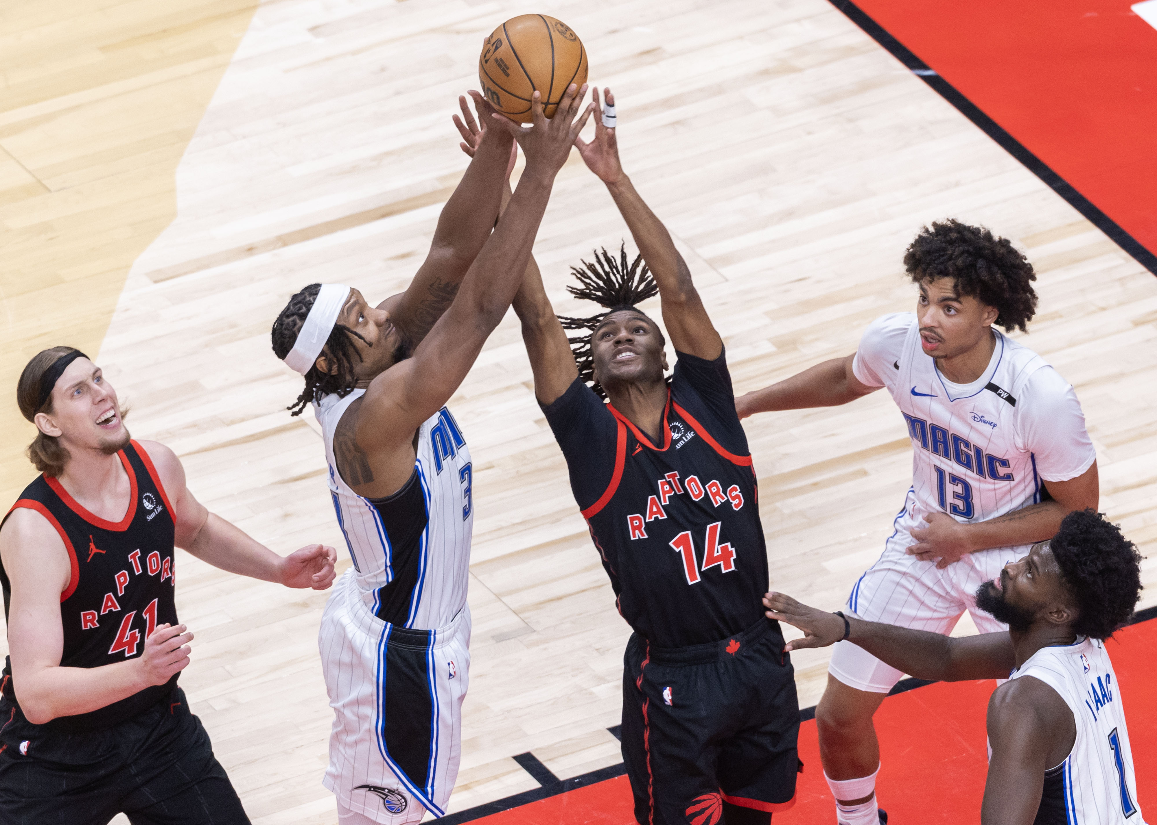 篮球场上出现技术大招,球员表现亮眼 篮球场上出现技术大招,球员表现亮眼