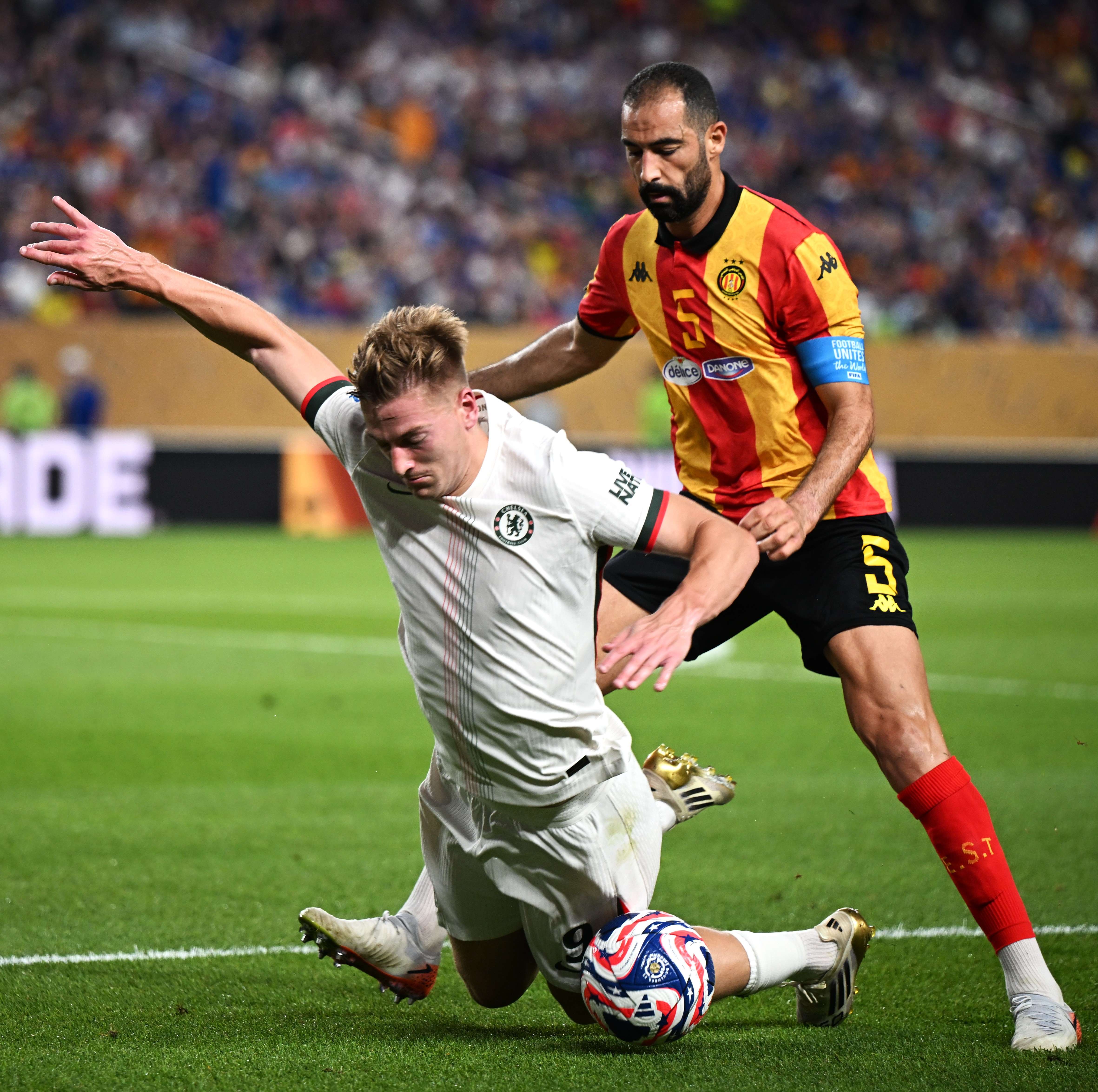 尼斯足球队力压对手，夺得胜利