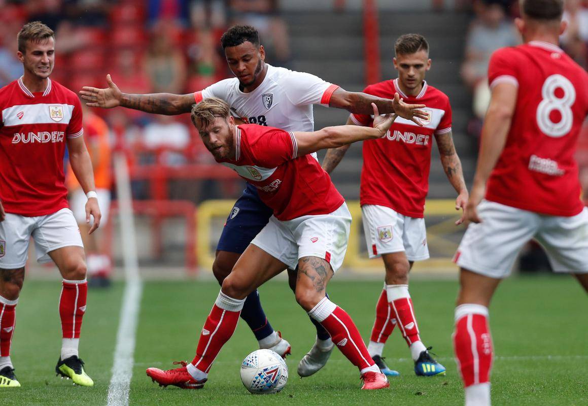 爱游戏官网-富勒姆主场逆转比分，球队取得突破性胜利