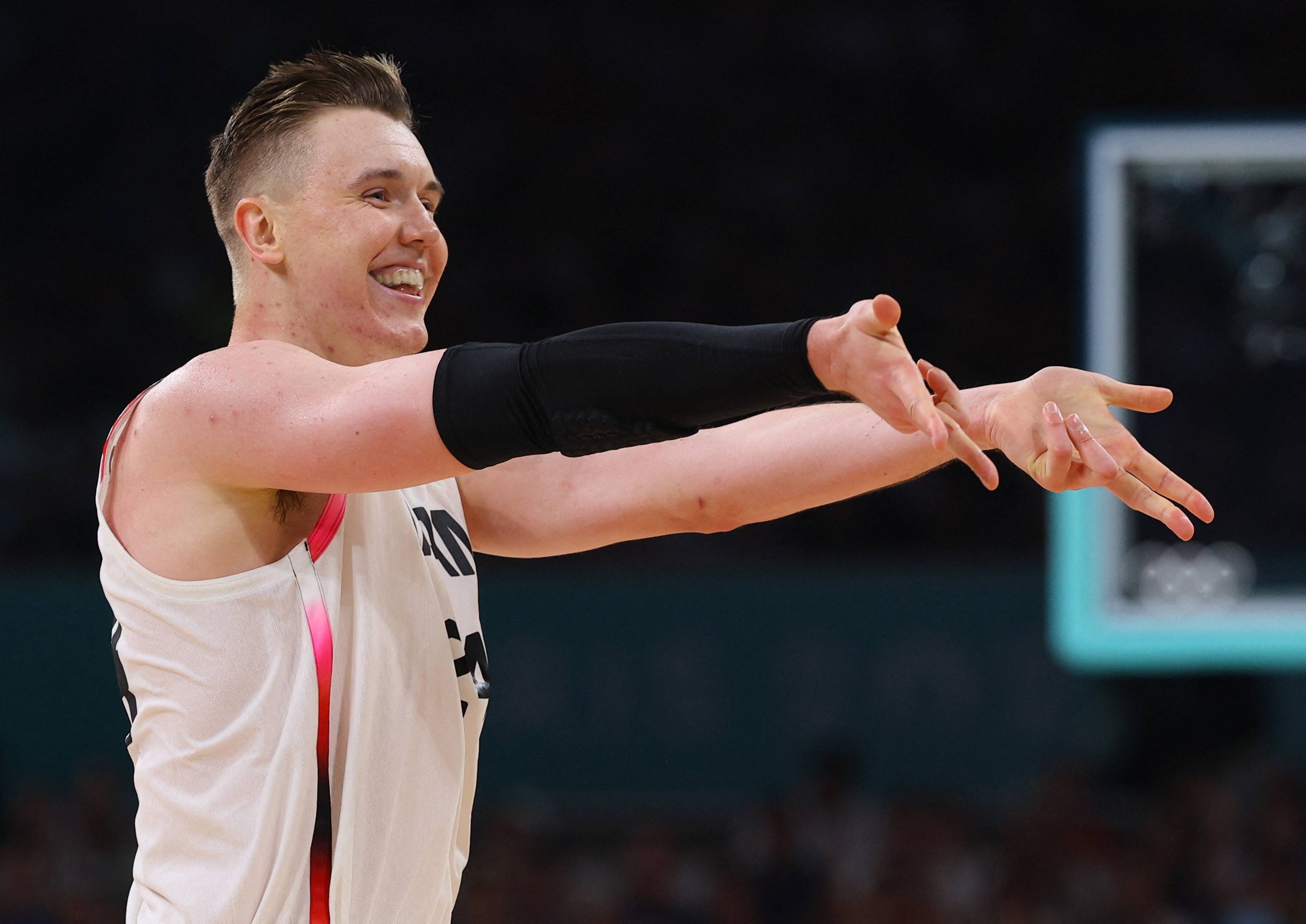 防守稳固，成功挡住对手猛攻