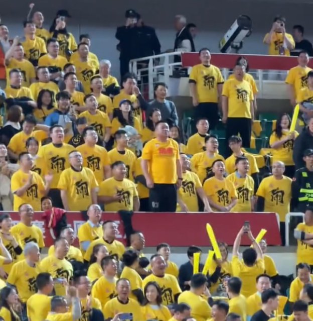 紧张对决触发激烈对抗，球迷热情高涨的简单介绍