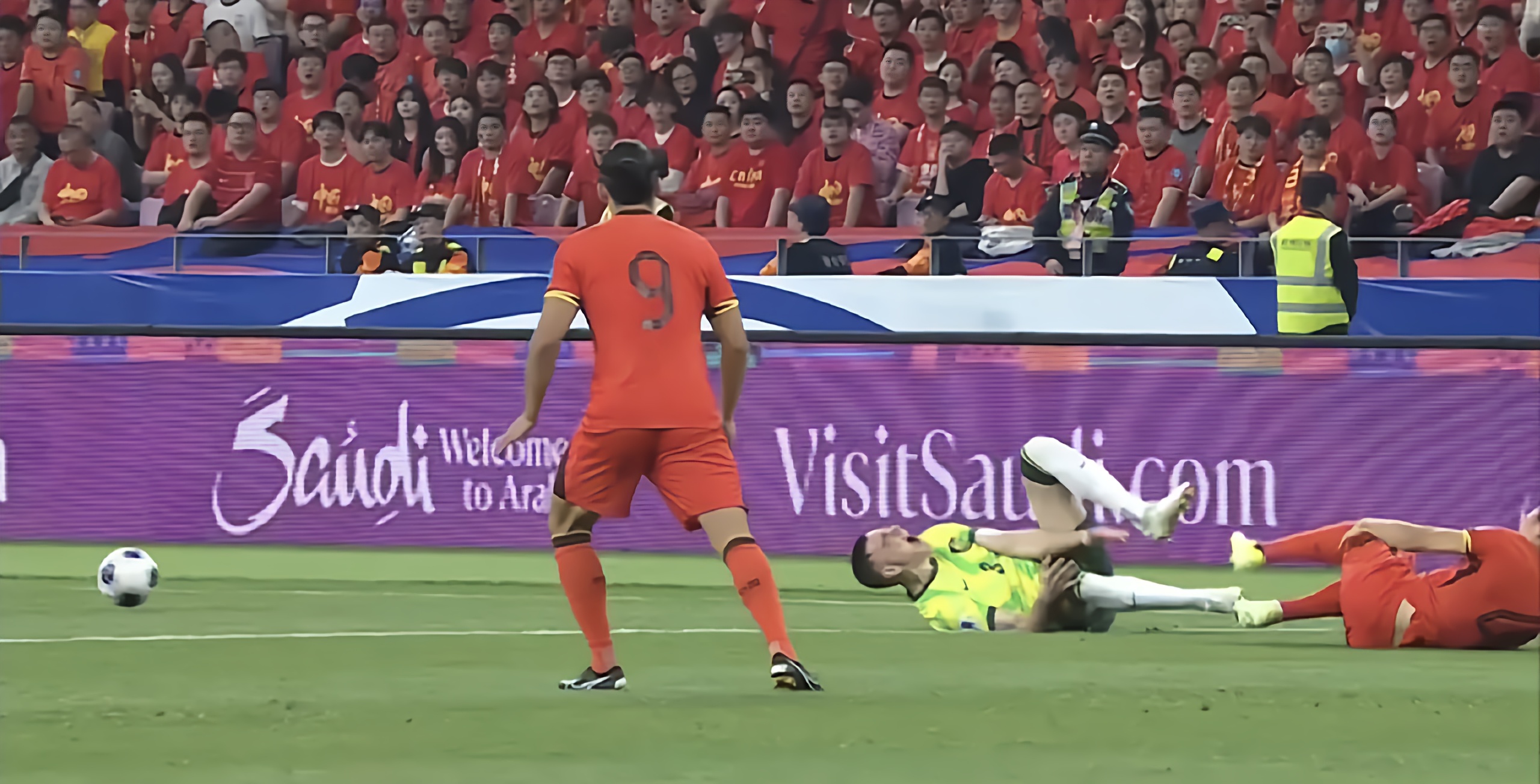 紧张对决触发激烈对抗，球迷热情高涨的简单介绍